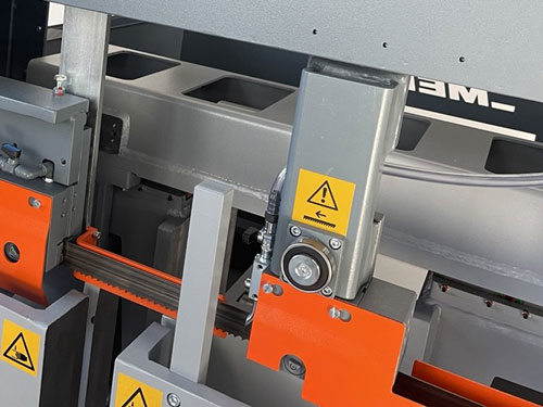 Metallbandsäge mit Kühlung im Einsatz
